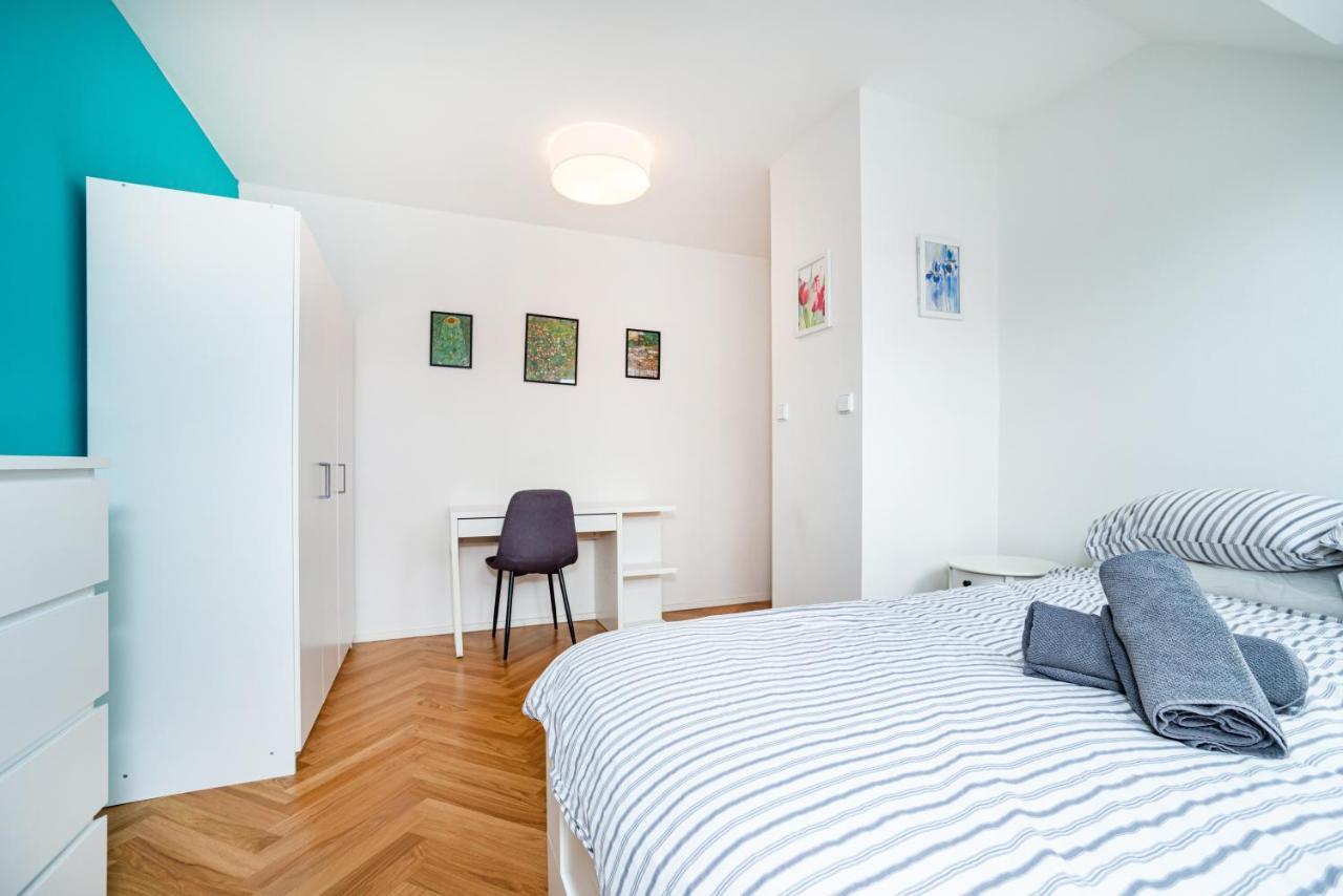 Central, Spacious, Modern 5 Bedrm Duplex W/Balcony Prague Exterior photo